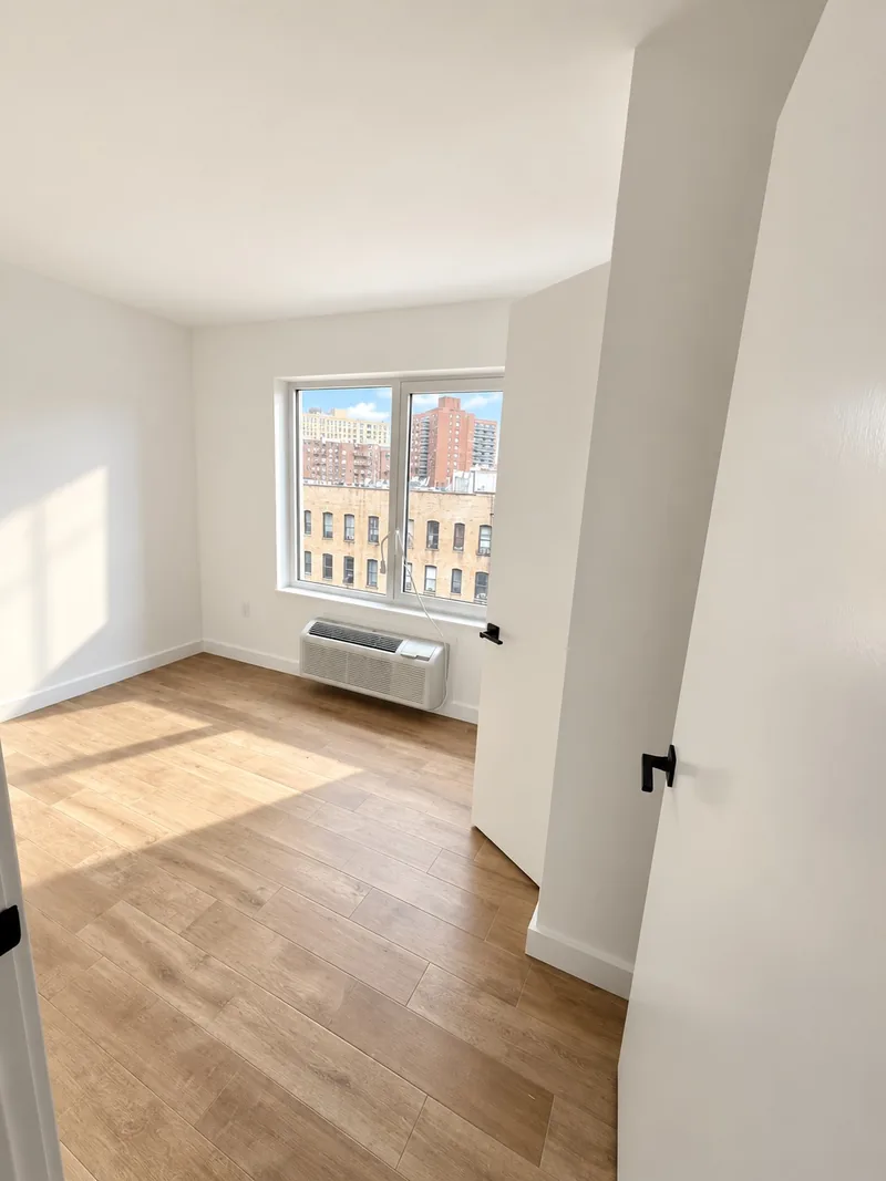 Photo 5 of 6 of 1677 Eastburn Avenue