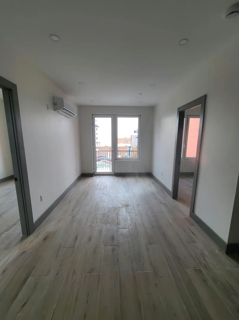 Photo 10 of 10 of 803 Glenmore Avenue Apartments