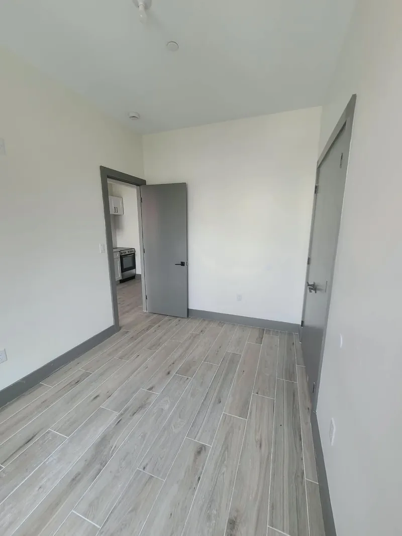Photo 2 of 10 of 803 Glenmore Avenue Apartments