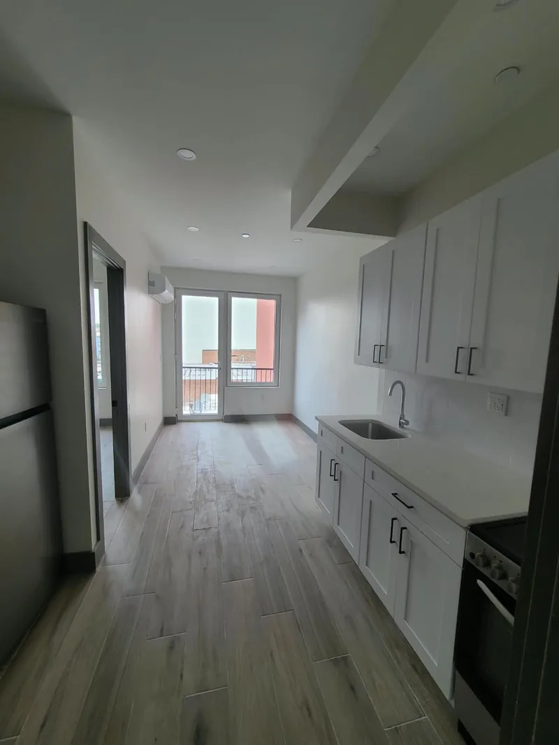 Photo 3 of 10 of 803 Glenmore Avenue Apartments