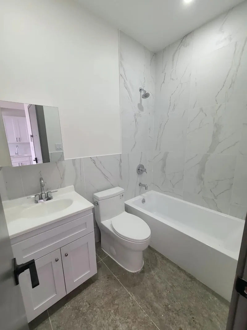 Photo 4 of 10 of 803 Glenmore Avenue Apartments