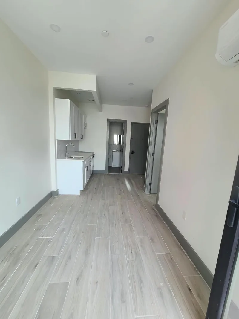 Photo 6 of 10 of 803 Glenmore Avenue Apartments