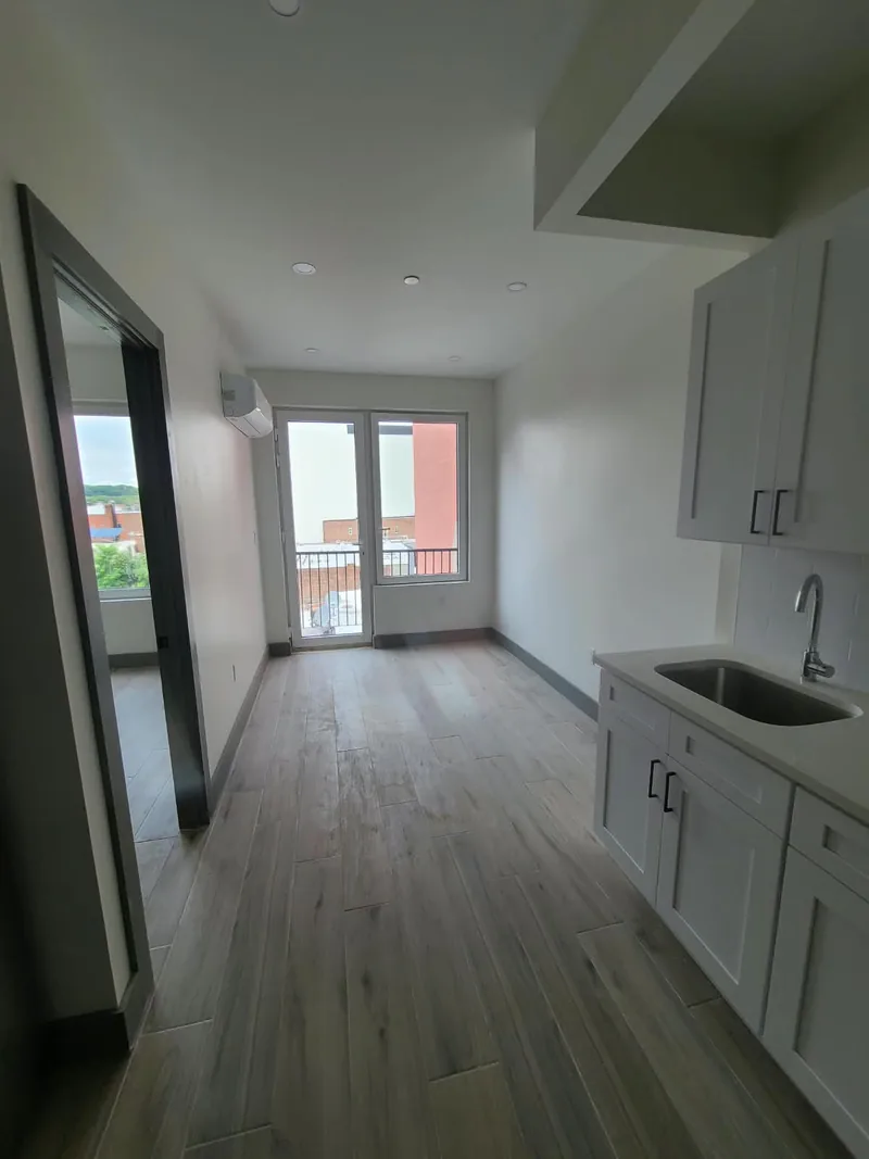 Photo 8 of 10 of 803 Glenmore Avenue Apartments