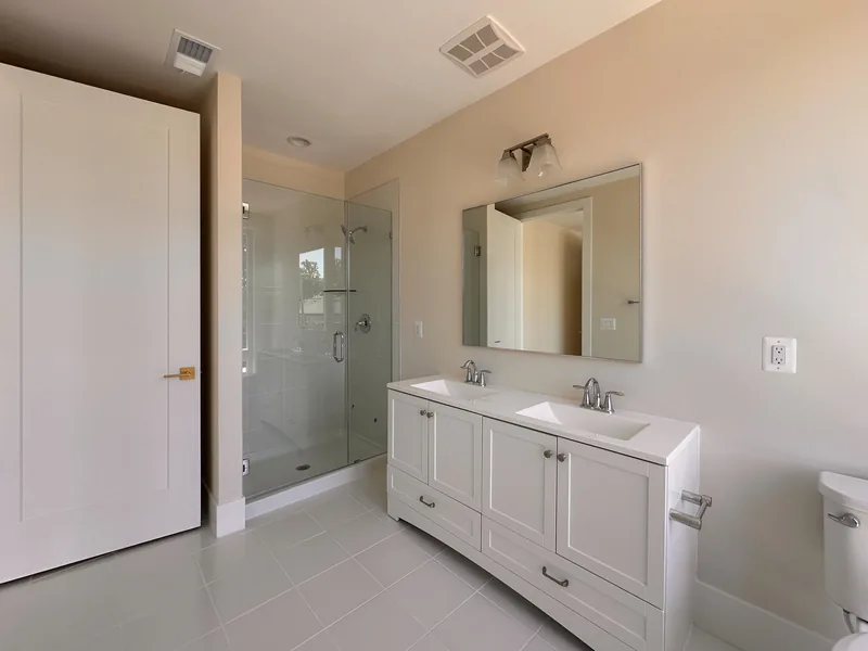 Photo 4 of 17 of Chain Bridge Estates - Upper Flat