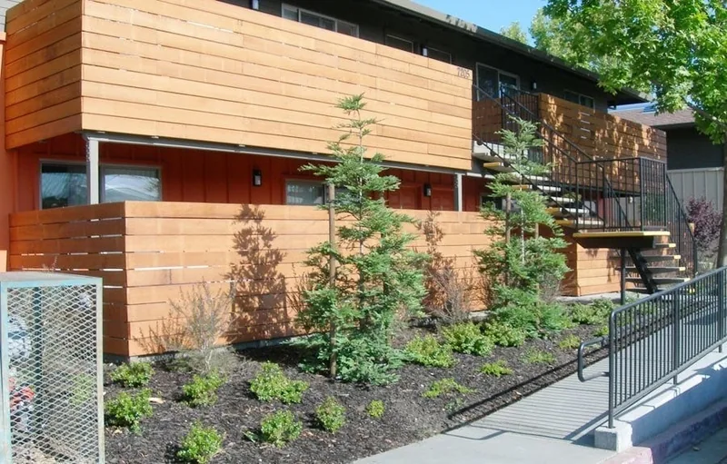Photo 3 of 9 of Clarendon Apartments