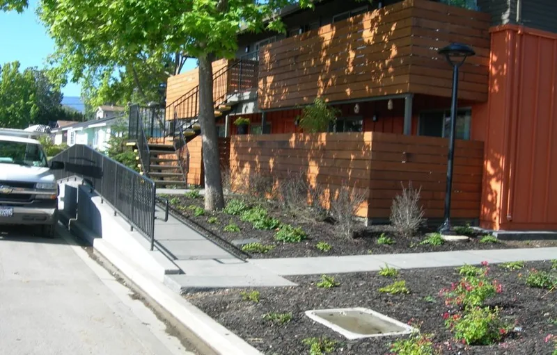 Photo 4 of 9 of Clarendon Apartments