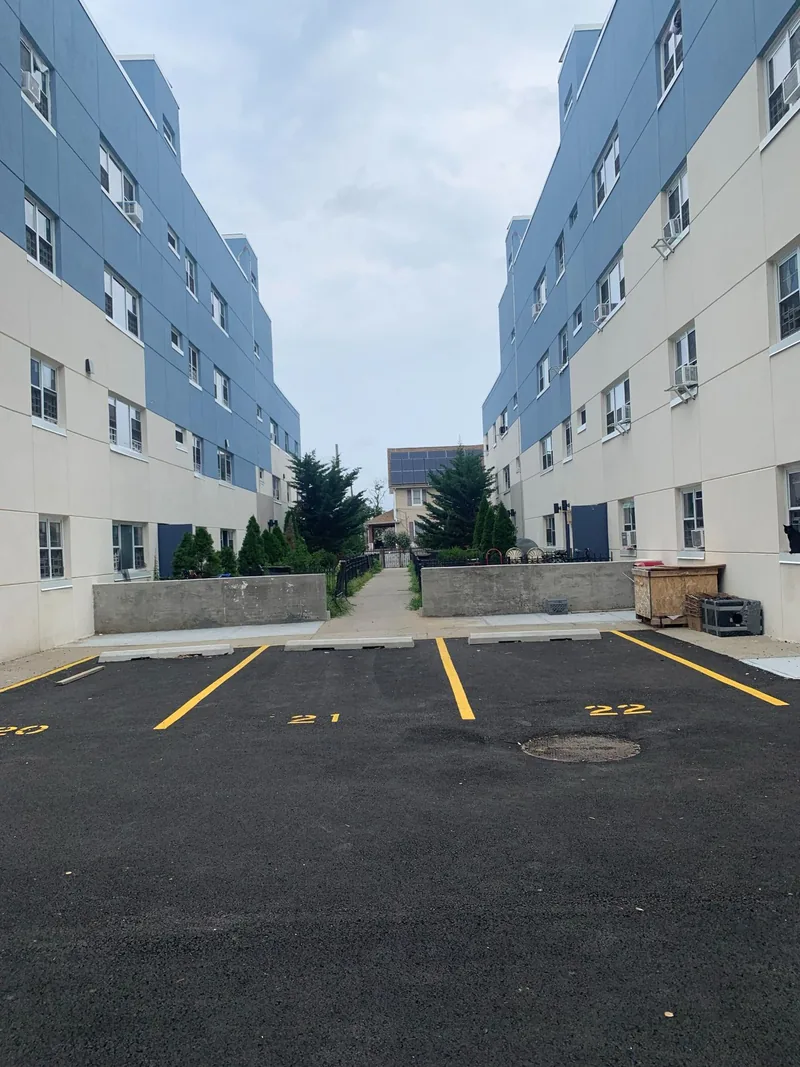 Photo 4 of 5 of Dix Avenue Apartments