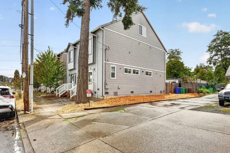 Photo 2 of 40 of Proud Ground home: 12102 SE Raymond St